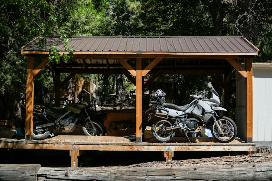 Holz-Carport mit Motorrad