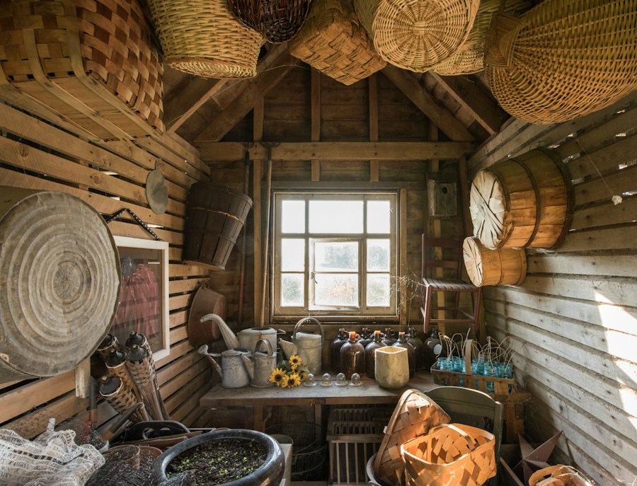 Innenraum eines Gartenhauses aus Holz